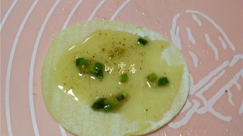 快手葱油饼,在饺子皮上刷上葱油;
