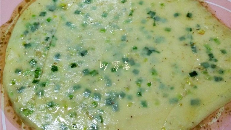 快手葱油饼,用擀面杖将饺子皮擀薄,尽量薄;