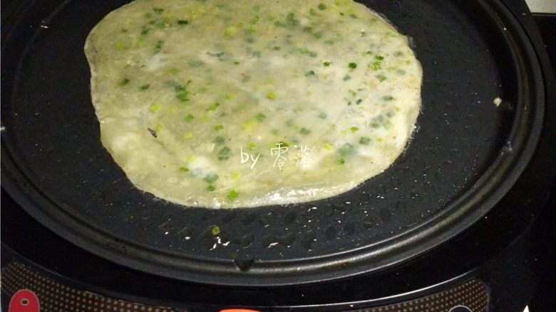 快手葱油饼,电饼铛刷油,放入饺子皮;启动“煎饼”程序;