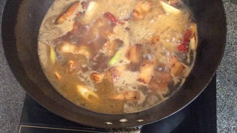 红烧肉,大火烧开后转小火，煮至汤汁收干（过程中可放入自己喜欢的蔬菜，如萝卜、土豆等）