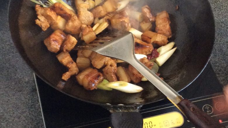 红烧肉,放入适量的盐，继续翻炒