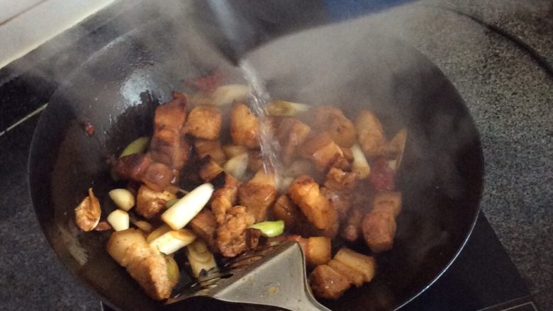 红烧肉,倒入开水
