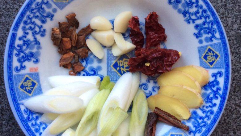 红烧肉,准备辅料和调料：葱姜蒜、<a style='color:red;display:inline-block;' href='/shicai/ 3746'>大料</a>、<a style='color:red;display:inline-block;' href='/shicai/ 710'>桂皮</a>、辣皮子