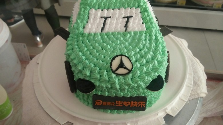 🚗🚗奔驰汽车🚗🚗,用3个小巧克力片分别做出它的奔驰车标,和它的车灯!