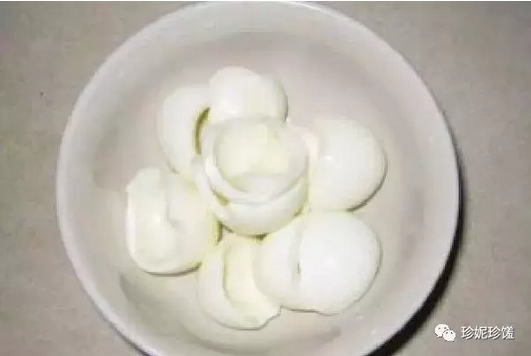 珍妮珍馐独家香肠土豆沙拉,鸡蛋煮10分钟后将蛋黄剥除,留下蛋清切丁(中间时间可以切其他食材)