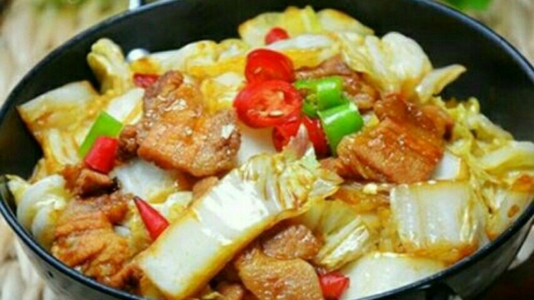 大白菜,干锅辣白菜
￼
食材：<a style='color:red;display:inline-block;' href='/shicai/ 113'>大白菜</a>400g、五花肉100g、葱花适量、红辣椒20g、青辣椒30g、老抽20ml、蚝油15g、白糖2g、盐适量、黄酒10ml、鸡精少许
1、准备好所有的食材
2、五花肉洗净切薄片，青红椒切圈，葱切碎
3、炒锅倒油爆香葱花和红辣椒
4、倒入五花肉翻炒
5、炒至五花肉吐油微黄
6、再放入青辣椒炒香
7、淋入黄酒炒香
8、再加入老抽
9、加入蚝油
10、炒至五花肉上色
11、放入切片的<a style='color:red;display:inline-block;' href='/shicai/ 113'>大白菜</a>翻炒
12、加少许盐
13、在加入白糖继续翻炒
14、白菜变软淋入少许鸡精翻炒均匀关火
15、把白菜盛入干锅，随酒精炉一起边加热边吃
白菜肉卷
￼
