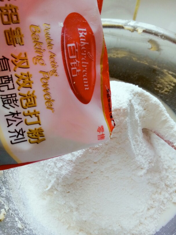 玛芬小蛋糕,<a style='color:red;display:inline-block;' href='/shicai/ 702'>泡打粉</a>和低劲面粉一起倒进去!