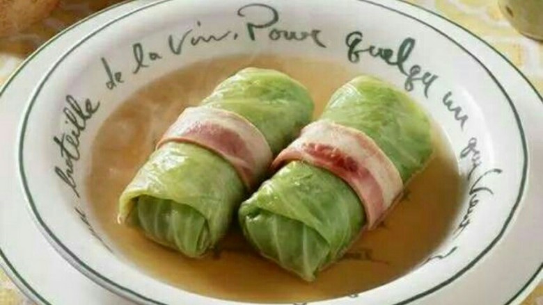 大白菜,食材：大白菜叶400g、<a style='color:red;display:inline-block;' href='/shicai/ 414'>猪肉</a>200g、料酒适量、食盐适量、味精适量、生抽适量、老抽适量、葱适量、胡椒粉适量、蒸鱼豉油适量、香油适量姜适量
1、肉馅中加入葱姜末、料酒、食盐、味精、胡椒粉、生抽、少许老抽、香油拌匀
2、搅打好的肉馅
3、白菜叶放入沸水锅中焯烫一下捞出
4、用刀把白菜帮子厚的地方片下去
5、在片好的白菜叶一边放上肉馅
6、从一头卷起，卷成白菜肉卷
7、所有都卷好，放入蒸锅
8、上汽后，大火蒸8分钟即关火
9、蒸好的菜卷根据自己口味加一些蒸鱼豉油
10、蒸好的菜卷，鲜美又营养，上菜啦