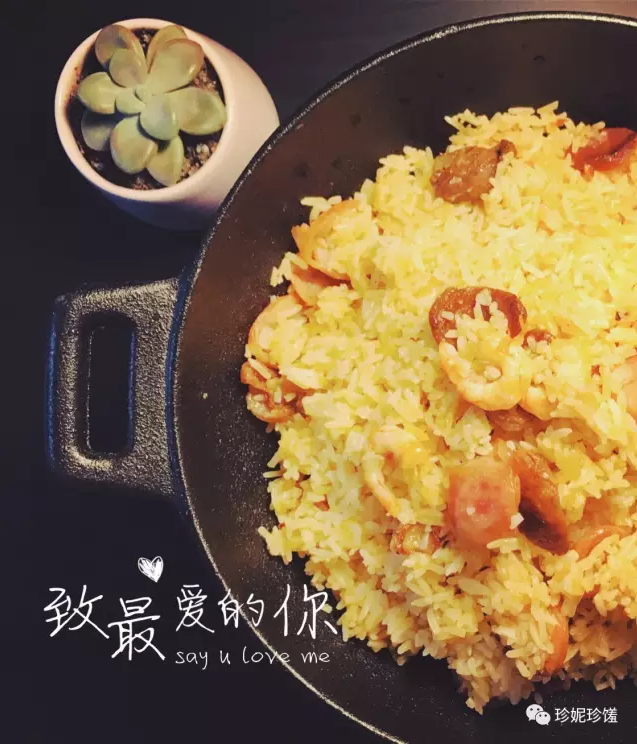 珍妮珍馐——私家香肠炒饭,锅内倒入少许橄榄油,中火烧热,倒入香肠片与虾仁,火可以适当的开小点。3分钟左右后,倒入晾干后的米饭,并加入适量盐,不断翻炒,3分钟后即可出锅