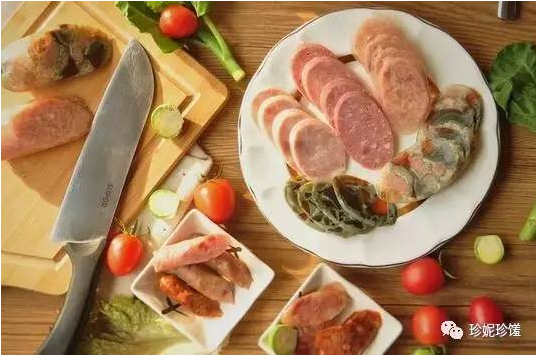 珍妮珍馐——私家香肠炒饭,香肠炒饭,香肠的选取很重要。
珍妮珍馐家的香肠提倡低油低盐低脂0色素0香精0防腐
