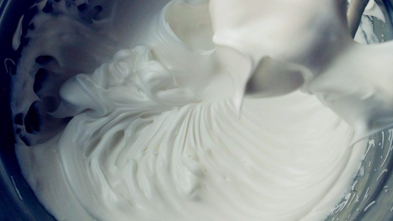 星空酸奶慕斯蛋糕,蛋清加少许柠檬汁(或食醋,不加也可以),分三次加入细砂糖,打发至硬性发泡