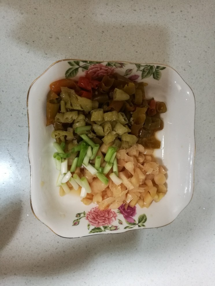 豆瓣鲫鱼,准备配料。泡椒,泡姜,葱段切细。