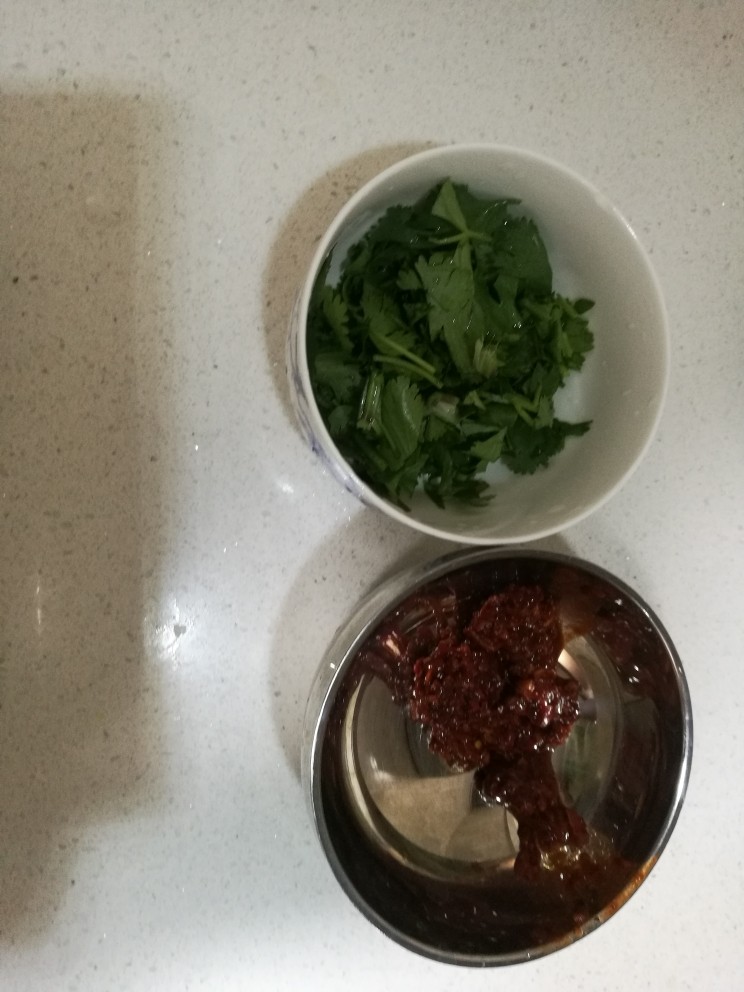 豆瓣鲫鱼,香菜切细,豆瓣剁细