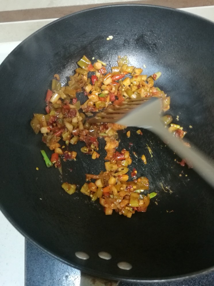 豆瓣鲫鱼,锅中放少量油,下泡椒泡姜豆瓣,葱段炒香,加开水。