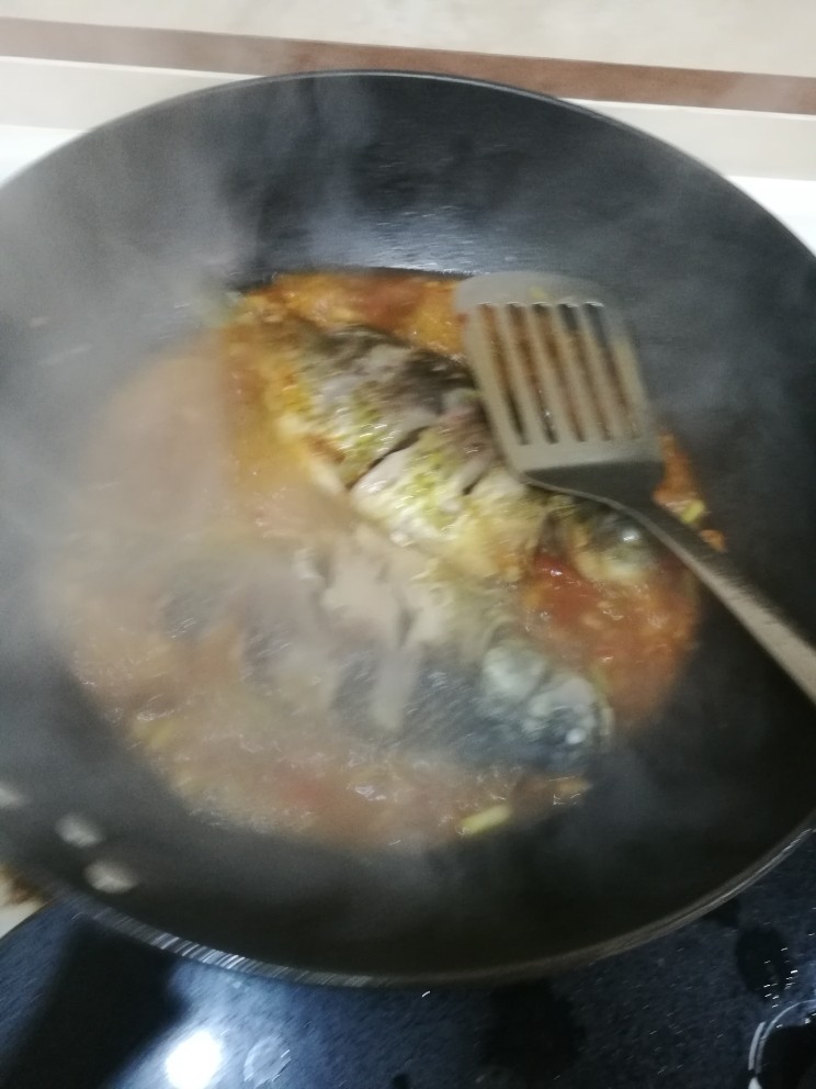 豆瓣鲫鱼,放入鱼烹,适时翻煮。煮的过程中可以将汤汁舀在鱼身上