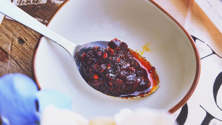 香辣过瘾 十分钟无油版 回锅肉,调制酱料:碗内放入豆瓣酱