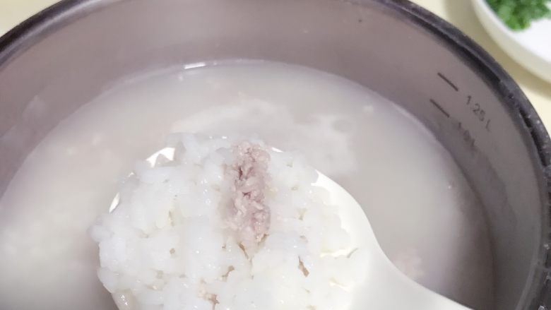 瘦肉蔬菜粥,待米粒煮的九成熟加入肉末