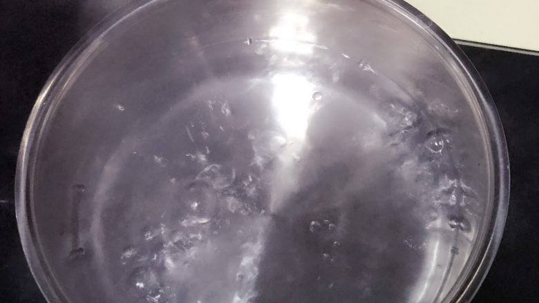 瘦肉蔬菜粥,把水煮沸