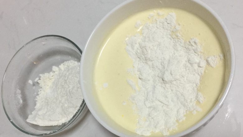 巧克力蛋糕棒棒糖,分两次加入面粉,然后用刮刀从底部向上翻拌。