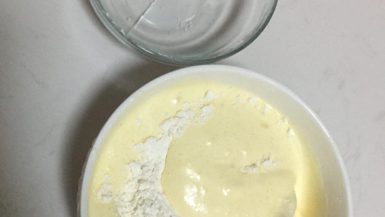 巧克力蛋糕棒棒糖,搅拌不要太用力,不然消泡。搅拌均匀后再加入剩下的面粉,继续翻拌。