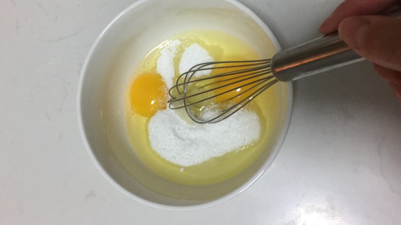 巧克力蛋糕棒棒糖,面粉过筛两次,不要震动。全蛋用打蛋器打散,加入细砂糖搅拌均匀,直到糖融化即可
