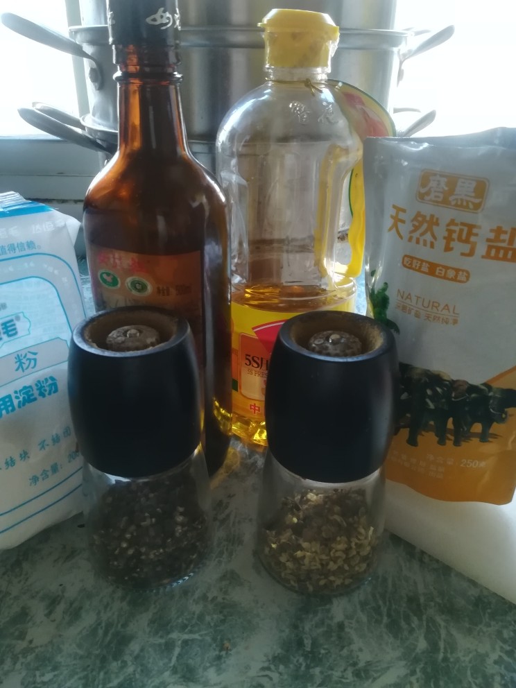 咖喱牛肉,前面忘了写佐料 这些都是腌制肉时用的