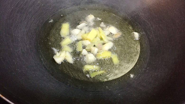小炒花菜(懒人版),热锅注油,油量可以稍微多一点点,七八成热,放入姜蒜爆香;