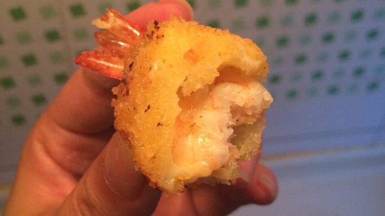 芝士虾球,我儿子对虾的普通做法已没多大食欲,以至于现在不推陈出新,他就不吃了。这款芝士虾球,对于小朋友来说,没有不被降服的。朋友们,快回去试试看,征服大朋友小朋友的胃吧。