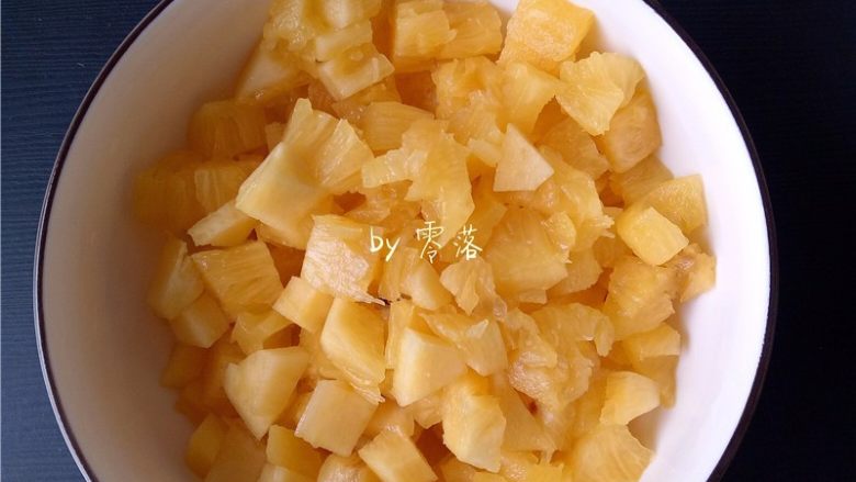 菠萝银耳糖水,菠萝切丁,中间的硬心不用去掉;
