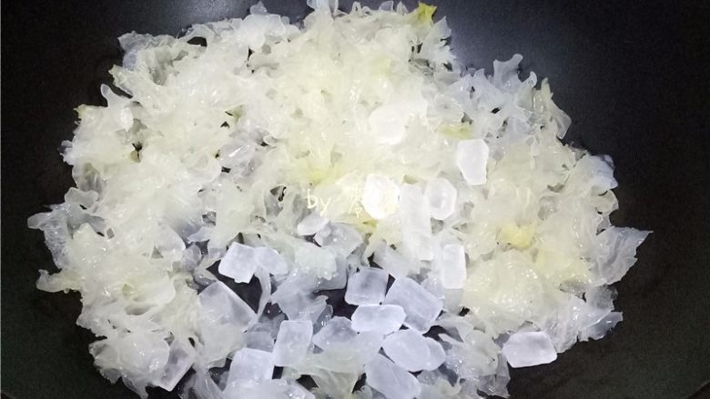 菠萝银耳糖水,将银耳,冰糖放进电砂锅内胆;