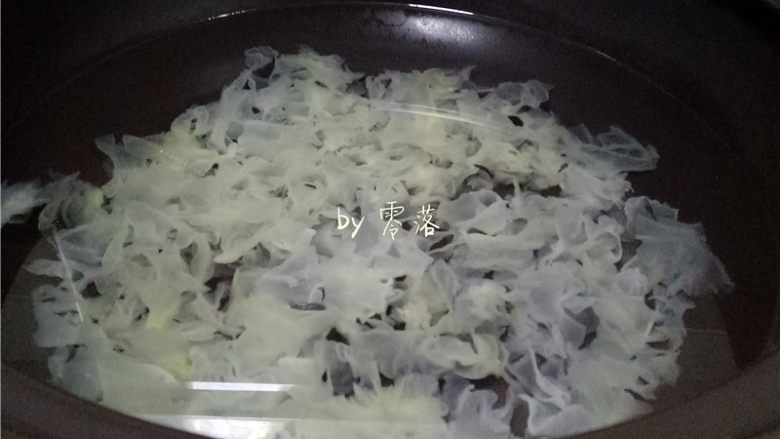 菠萝银耳糖水,加入足够的清水;