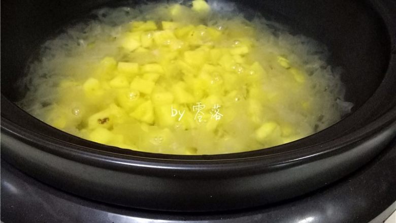 菠萝银耳糖水,时间剩余30分钟时,放入菠萝丁,继续“煲汤”;