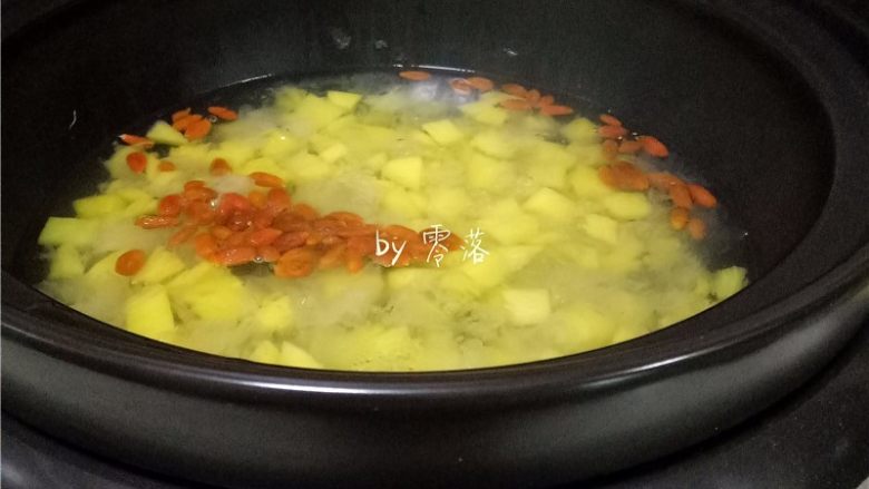 菠萝银耳糖水,时间剩余5分钟时,放入洗净并挤干水分的枸杞;