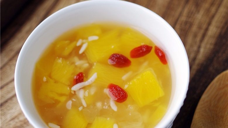 菠萝银耳糖水,程序结束后,将【菠萝银耳糖水】盛出,即可食用。