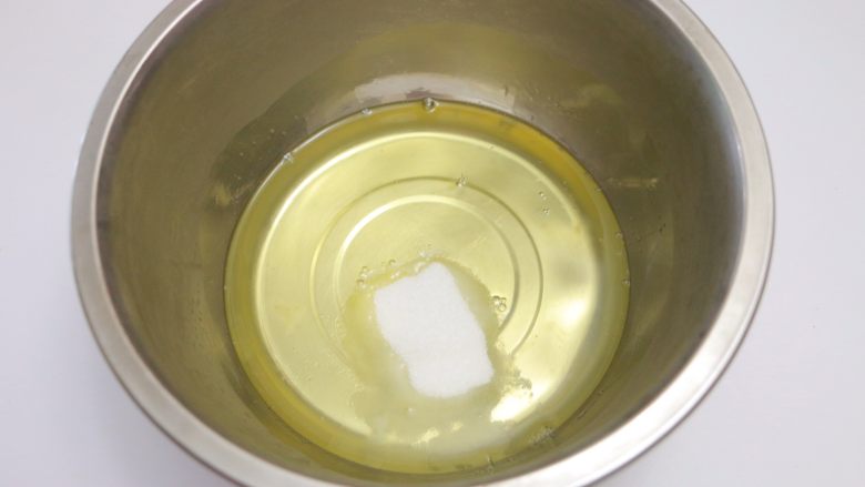 低糖少油菠菜戚风,开始打发蛋白,从冰箱取出冷藏的蛋白,一次性加入30g细砂糖和柠檬汁