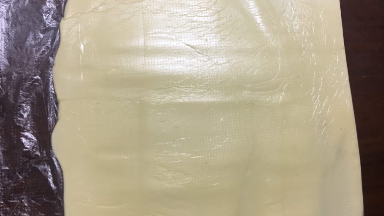 千层金砖面包,把黄油擀成一整片,成为裹入的黄油备用