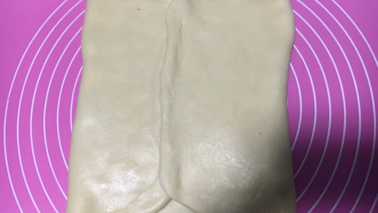 千层金砖面包,从右往左折起三分之一,接缝处压实