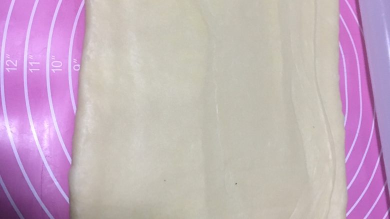 千层金砖面包,取出擀成长方形