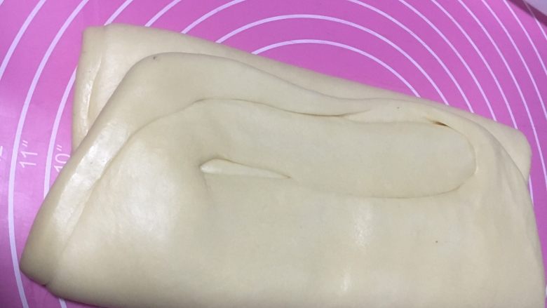 千层金砖面包,再从下往上折三分之一,继续冷藏松弛半小时