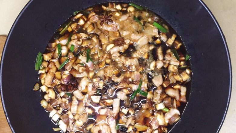 详解手作台式卤肉饭,最后加入水,水要没过食材。之前煮好的鸡蛋,也剥好放进去。大火煮开,转小火,盖锅盖焖半个小时。