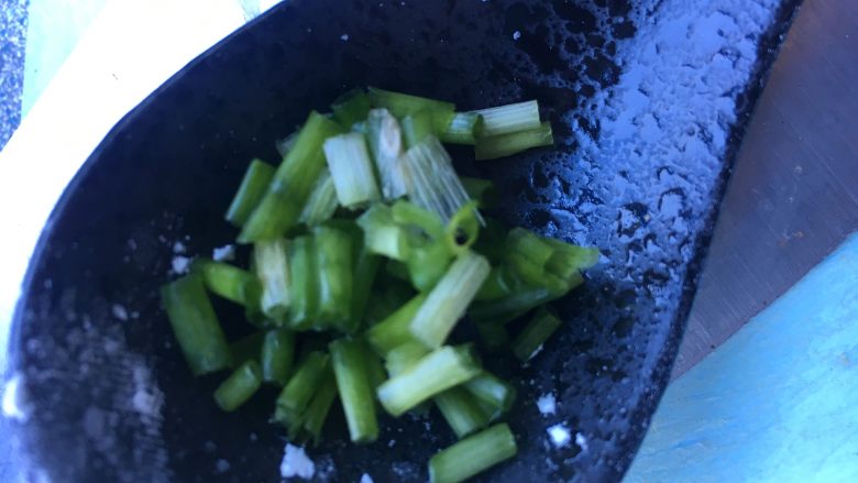 蚝油杏鲍菇,小葱切段,葱白放一边