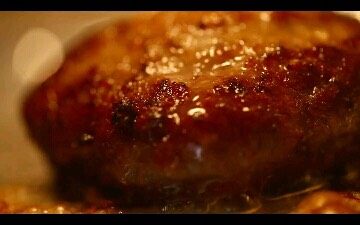 京味猪肉汉堡,放入嫩烤箱第三层,上下火180℃,10分钟