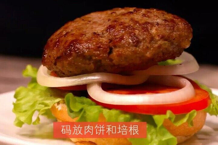 京味猪肉汉堡,码放肉饼和培根