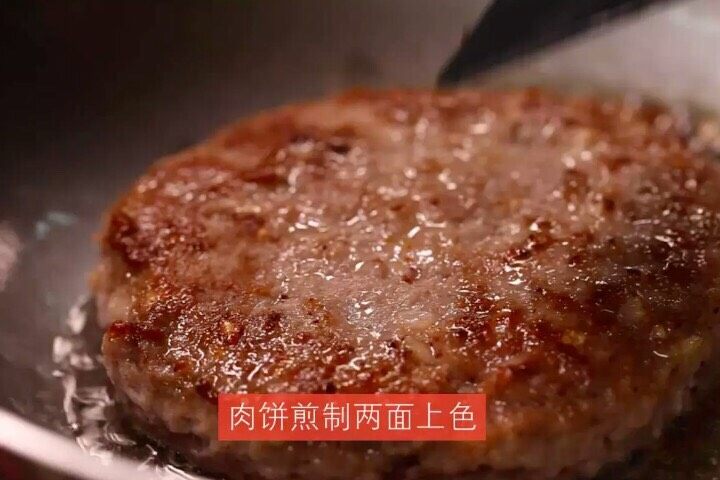 京味猪肉汉堡,肉饼煎至两面上色