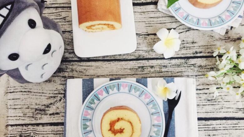 肥厚肉松卷,不知道是我的面包刀钝了，还是我手法不对，最近切的蛋糕卷都不大好。