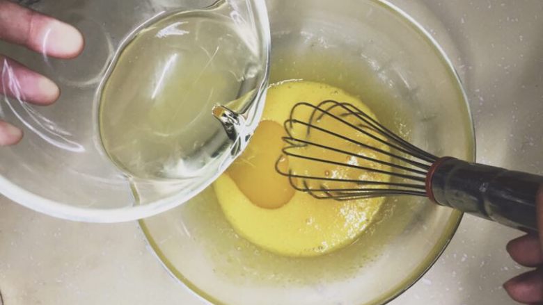 肥厚肉松卷,倒入<a style='color:red;display:inline-block;' href='/shicai/ 140122'>玉米油</a>，并搅拌均匀。