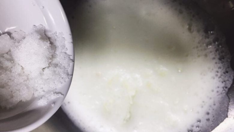 肥厚肉松卷,蛋白打发发白时，加入第二份糖。