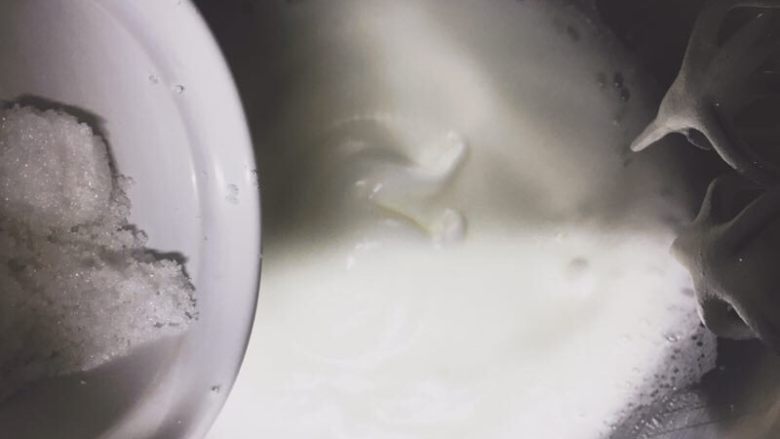肥厚肉松卷,稍微打一会后，加入最后剩下的糖。继续打发。