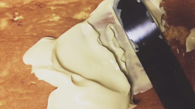 肥厚肉松卷,放三大勺<a style='color:red;display:inline-block;' href='/shicai/ 4856'>沙拉酱</a>