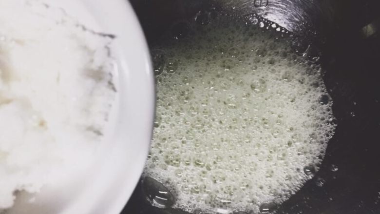 肥厚肉松卷,开始打发蛋白，先加入两滴<a style='color:red;display:inline-block;' href='/shicai/ 919'>柠檬汁</a>，糖分三次加入。蛋白打发有鱼泡眼时加入第一份糖。